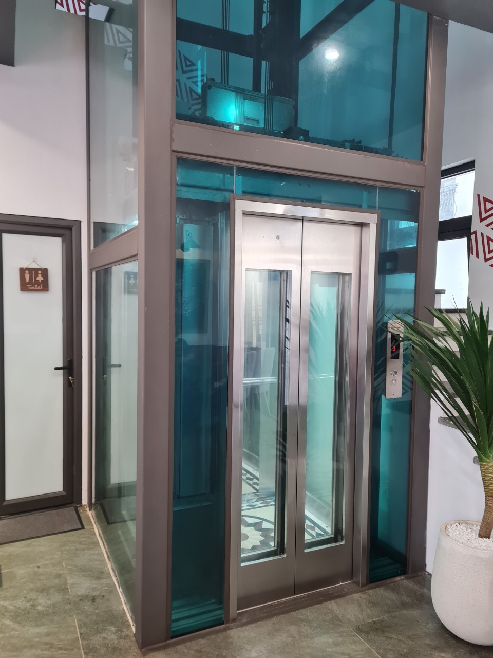 Cách chọn thang máy lồng kính trong biệt thự gia đình