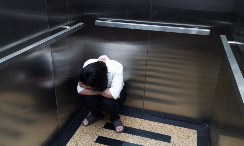 Tại sao đi thang máy bị chóng mặt